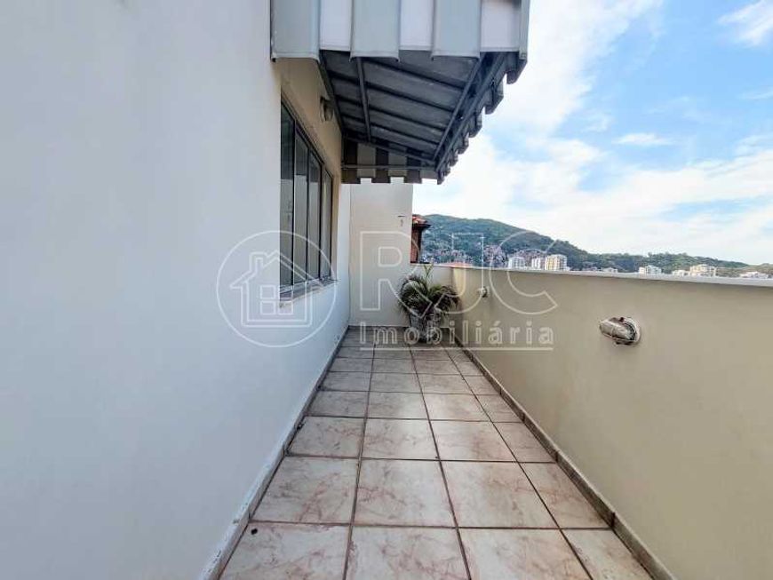 Cobertura duplex , 03 dormitórios , terração e 2 vagas, coladinho ao Shopping Boulevard
