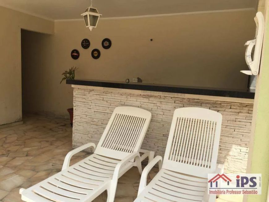 Casa em condomínio fechado.
