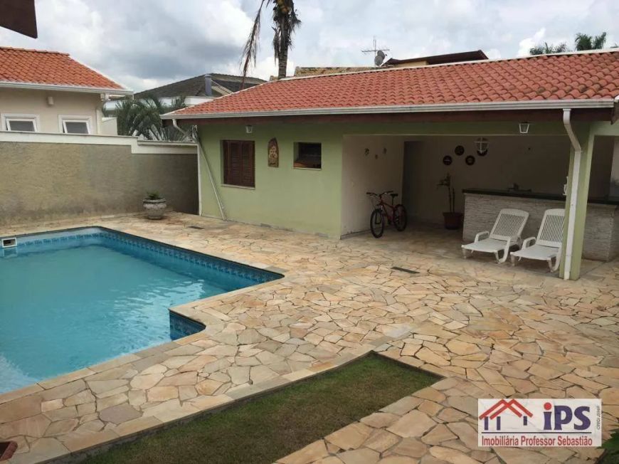Casa em condomínio fechado.