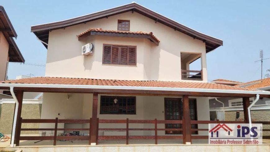 Casa em condomínio fechado.