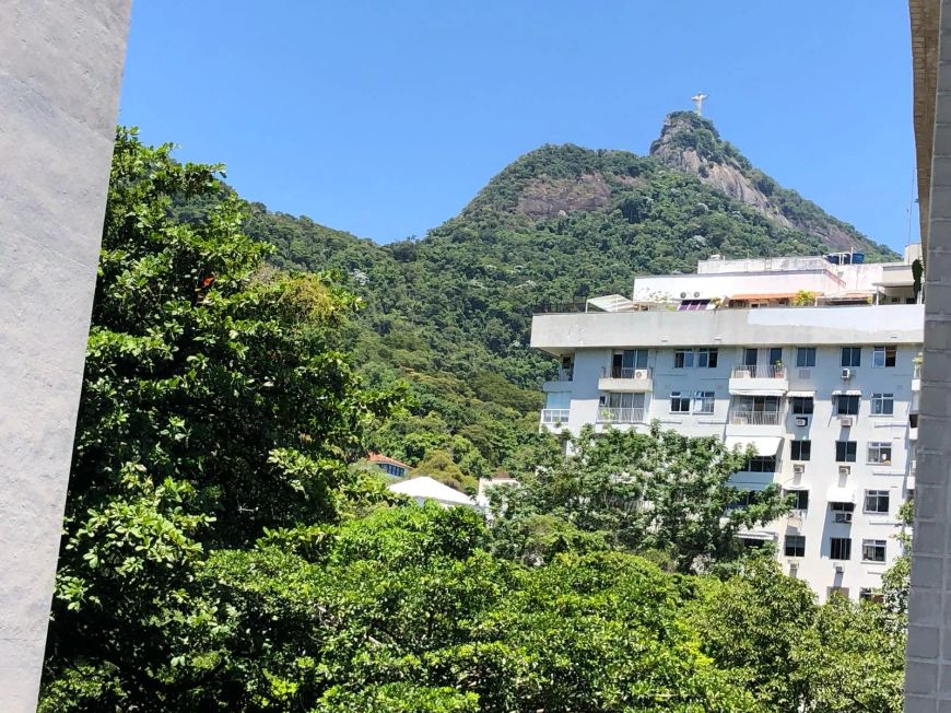 Reformado no Cosme Velho.81 m² ,2 quartos(1 suíte), dependência e 1vaga demarcada e vaga visitante