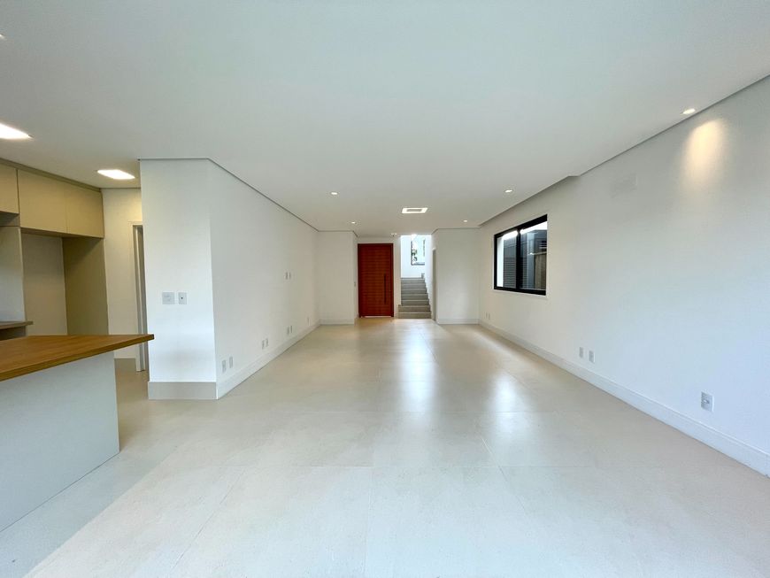 Casa em condomínio a venda possui 3 quartos, 200 metros, quintal e piscina