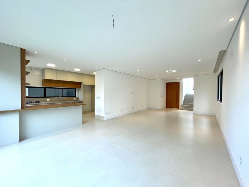 Casa em condomínio a venda possui 3 quartos, 200 metros, quintal e piscina