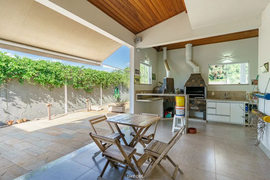 Casa tipo para venda com 2 quartos, sendo 1 suíte, 202m²
