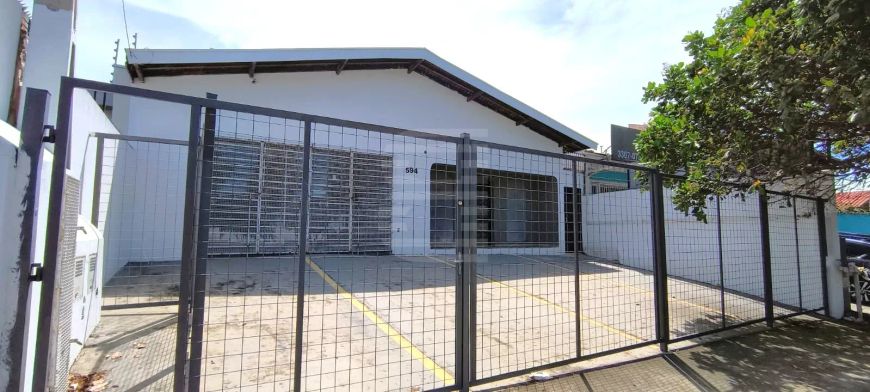 Casa Comercial à Venda no Jd. Flamboyant, com 5 salas, 3 banheiros, 4 vagas