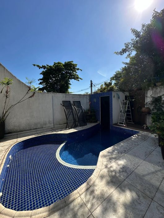 casa moderna com 226m² de terreno sendo 356m² de área construída, 5 quartos, 3 suítes, piscina...