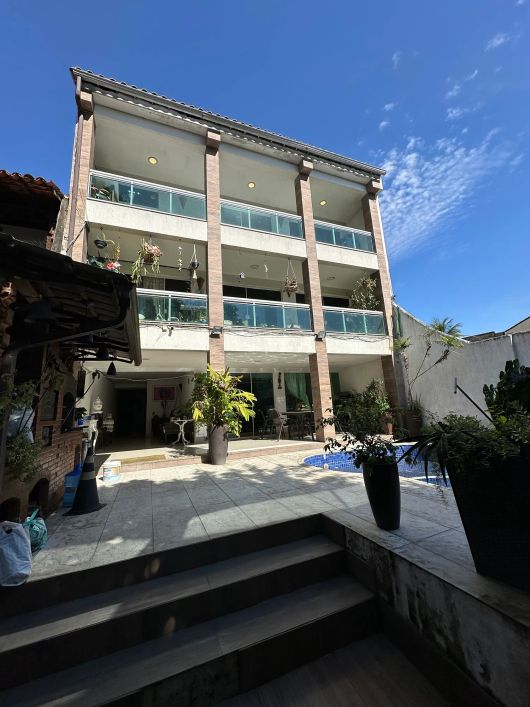 casa moderna com 226m² de terreno sendo 356m² de área construída, 5 quartos, 3 suítes, piscina...