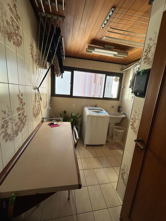 Apto 181,86m2 5 Dorms 2 Suítes ar-condicionado em 01 e armários e BWC com box de vidro, espelho, Amp