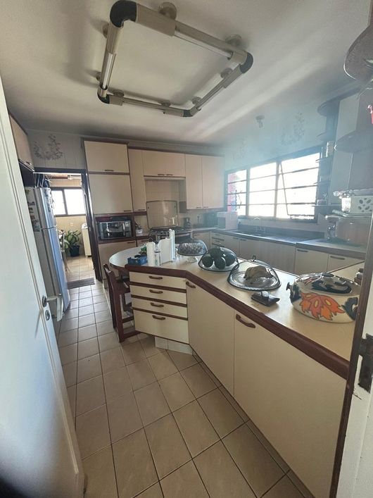 Apto 181,86m2 5 Dorms 2 Suítes ar-condicionado em 01 e armários e BWC com box de vidro, espelho, Amp