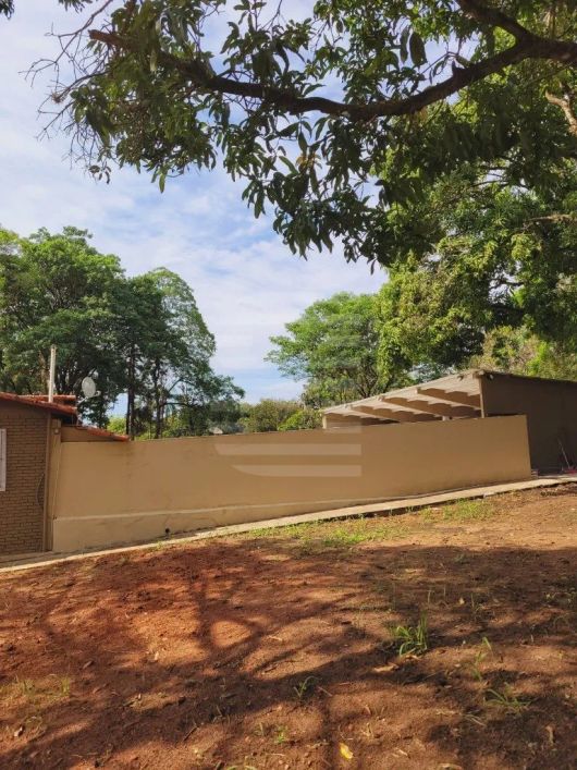 Chácara mobiliada com enorme Piscina, 4 Quartos, 1 Suite, 4 Banheiros