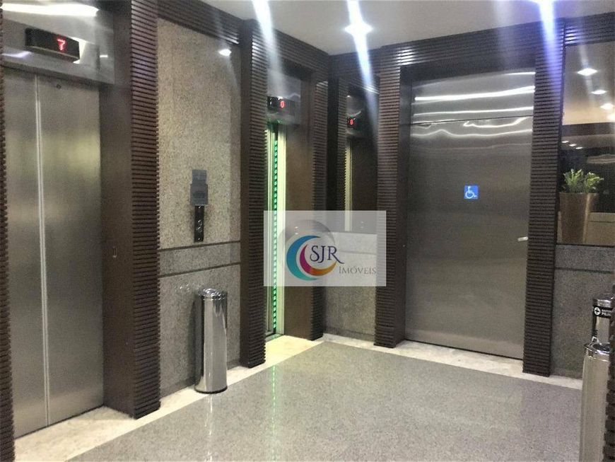 Conjunto comercial mobiliado de 97,80m² com 03 vagas de garagem.