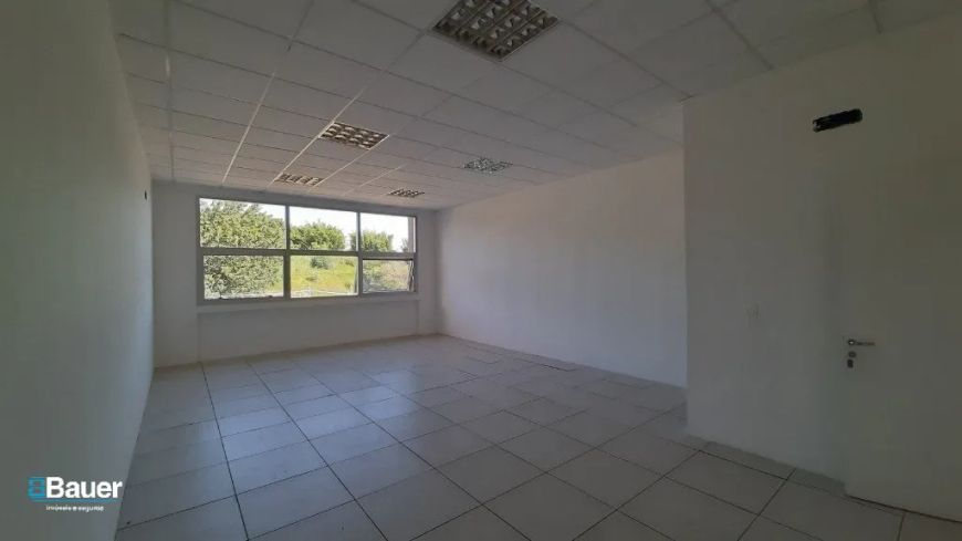 Sala comercial para vendar no Swiss Park, sala ampla, 1 banheiro, 1 vaga