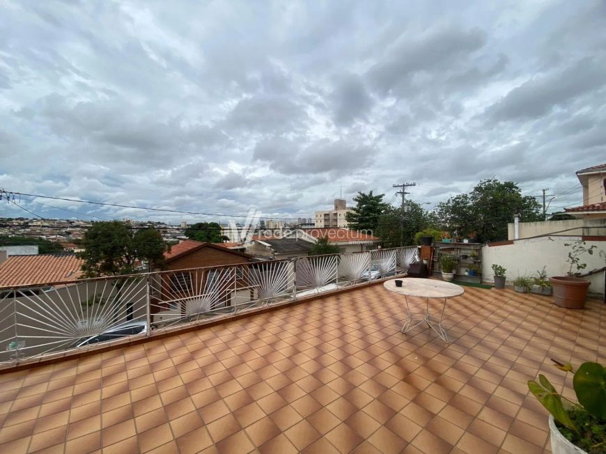 Casa sobrado à venda no bairro Vila João Jorge