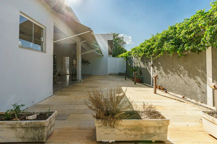 Casa tipo para venda com 2 quartos, sendo 1 suíte, 202m²