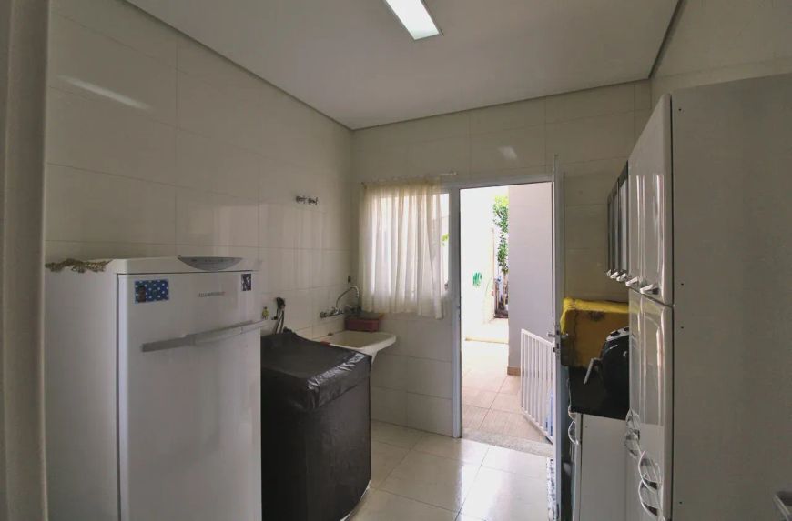 Sobrado para venda possui 258 metros quadrados com 4 quartos em Swiss Park - Campinas - SP