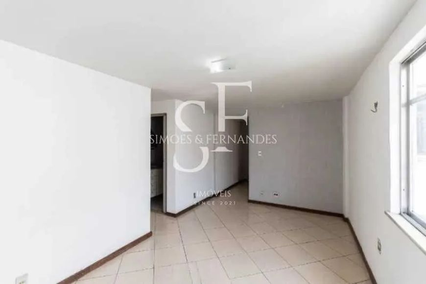 Vila Isabel- Rua Barão de Cotegipe, 2 quartos, dependência completa, 1 vaga.