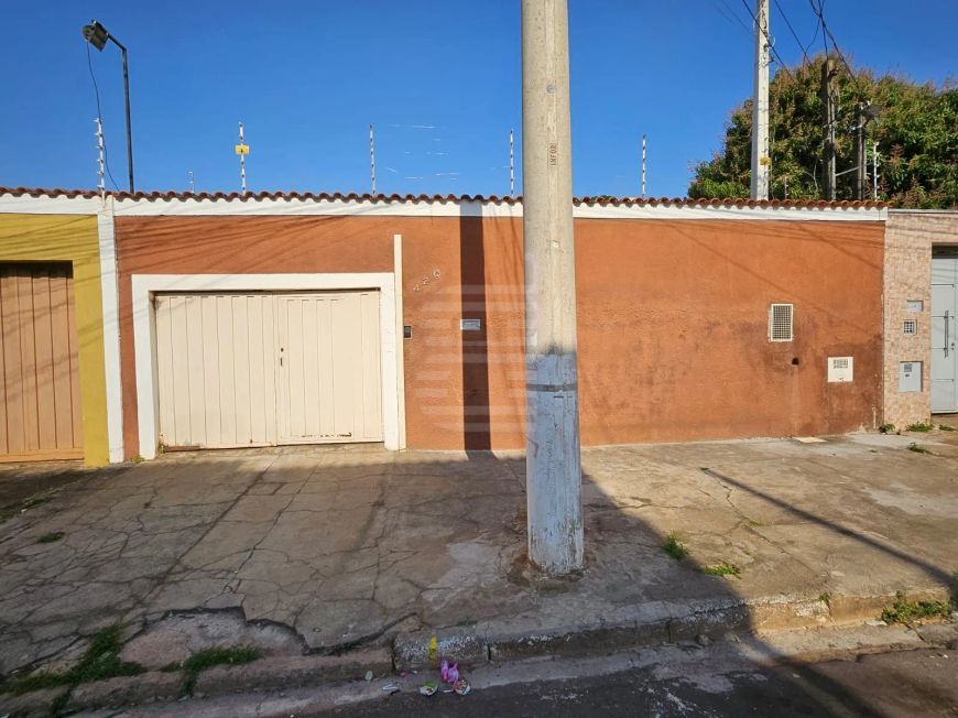 Oportunidade de Retrofit em Endereço Promissor: Casa com Piscina e Suíte