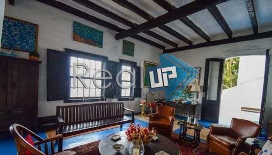 Vende-se Casa Frontal Mar em São Conrado!!