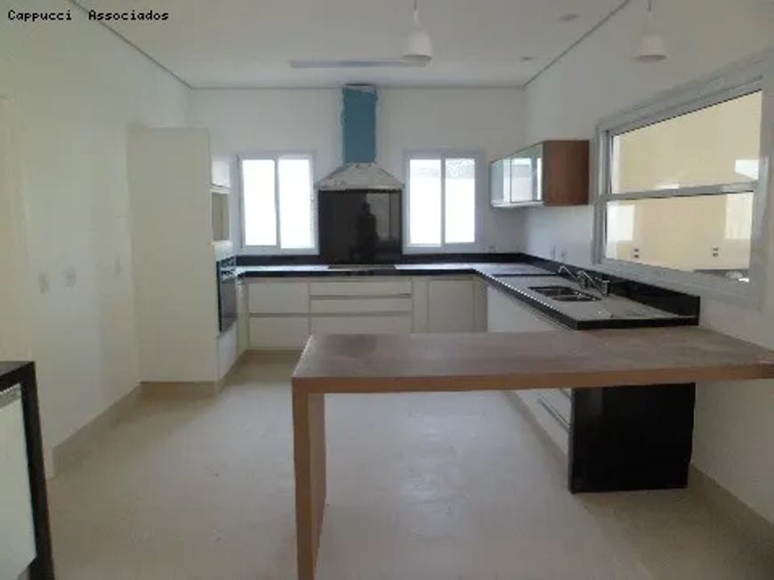 Casa à venda no Alphaville com 4 suítes, piscina, espaço gourmet e garagem para vários carros.