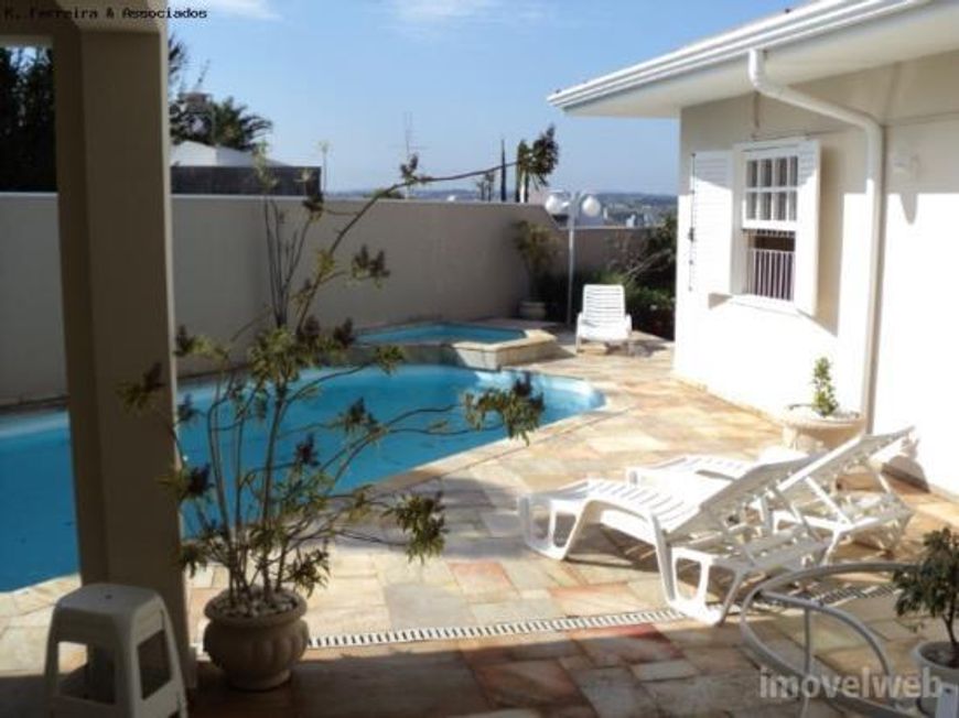 Casa para venda tem 281 metros quadrados com 5 quartos em Parque São Quirino - Campinas - SP