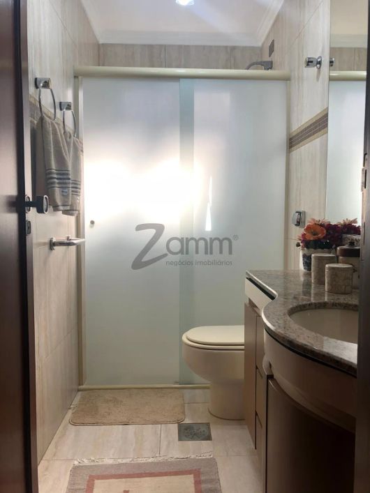 Amplo apartamento a venda no Cambuí, localização privilegiada em rua nobre do bairro. 1 por andar. C