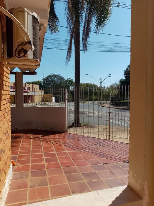 Casa a venda Residencial ou Comercial no Jardim Santana com 3 Quartos e 2 banheiros, tem 176 m² de c