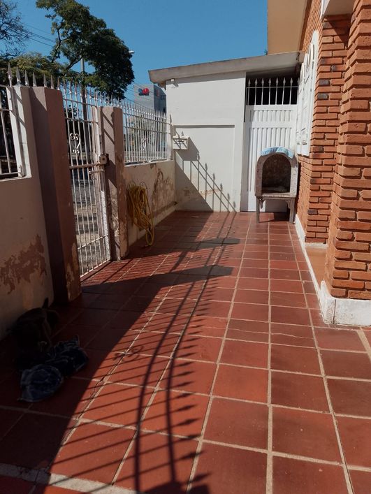 Casa a venda Residencial ou Comercial no Jardim Santana com 3 Quartos e 2 banheiros, tem 176 m² de c