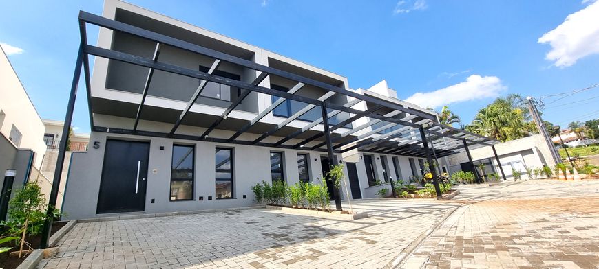 Incrível casa em condomínio, ao lado da Hípica Campinas. Novíssima e moderna com 3 suítes.