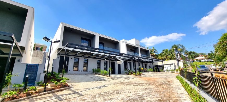 Incrível casa em condomínio, ao lado da Hípica Campinas. Novíssima e moderna com 3 suítes.
