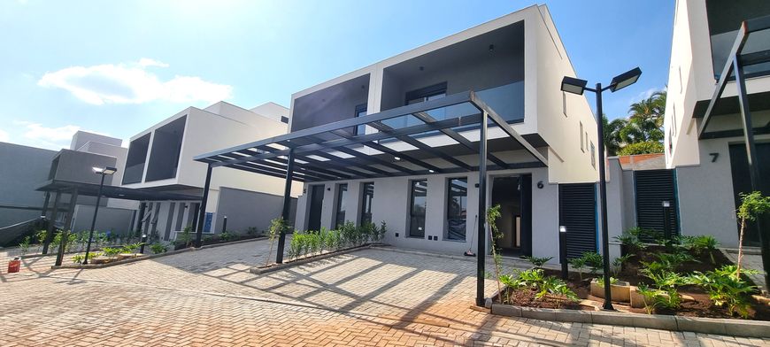 Incrível casa em condomínio, ao lado da Hípica Campinas. Novíssima e moderna com 3 suítes.