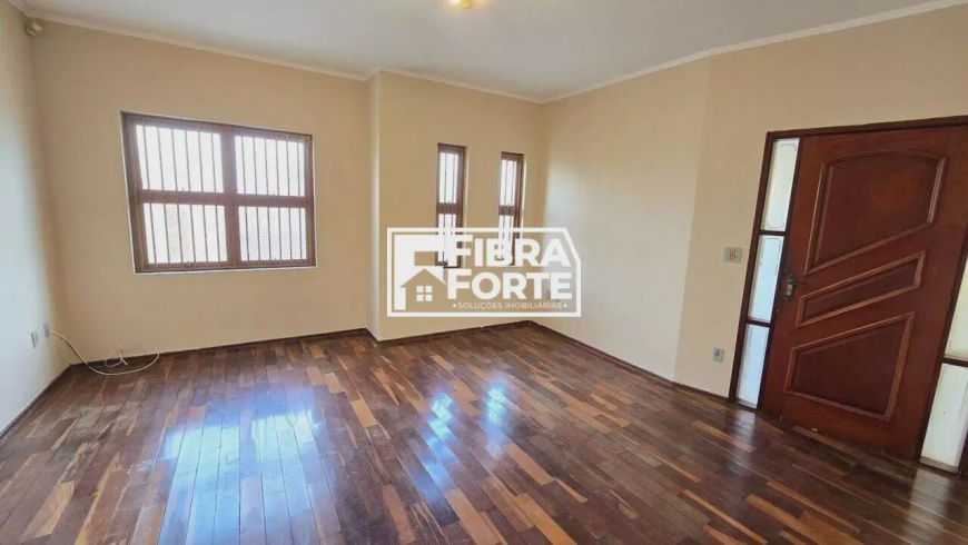 Casa para venda com 4 dormitórios e 2 suítes no Bairro Jardim Nova Europa em Campinas.