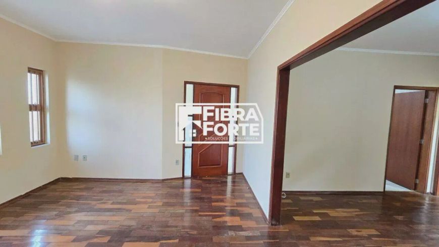 Casa para venda com 4 dormitórios e 2 suítes no Bairro Jardim Nova Europa em Campinas.