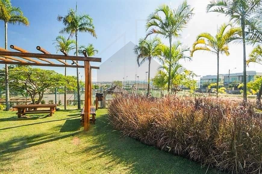 Casa de condomínio sobrado para venda tem 259 metros quadrados com 4 quartos