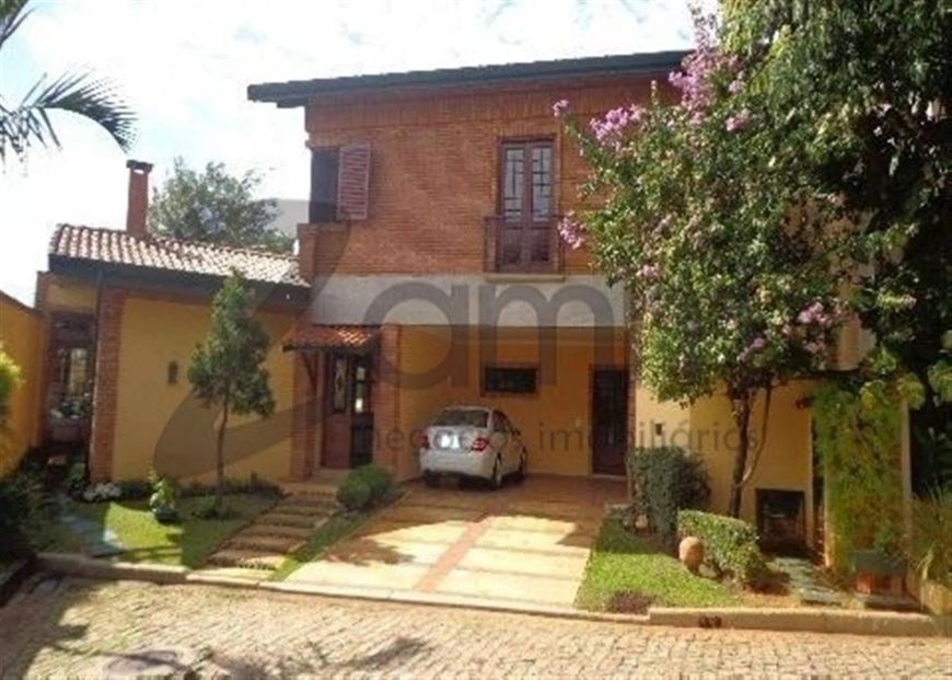 Casa a Venda! ACONCHEGANTE E CERCADA DE MUITO VERDE! Ambientes que privilegiam o seu bem estar nesta