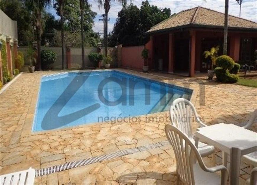 Casa a Venda! ACONCHEGANTE E CERCADA DE MUITO VERDE! Ambientes que privilegiam o seu bem estar nesta