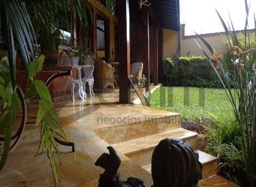 Casa a Venda! ACONCHEGANTE E CERCADA DE MUITO VERDE! Ambientes que privilegiam o seu bem estar nesta