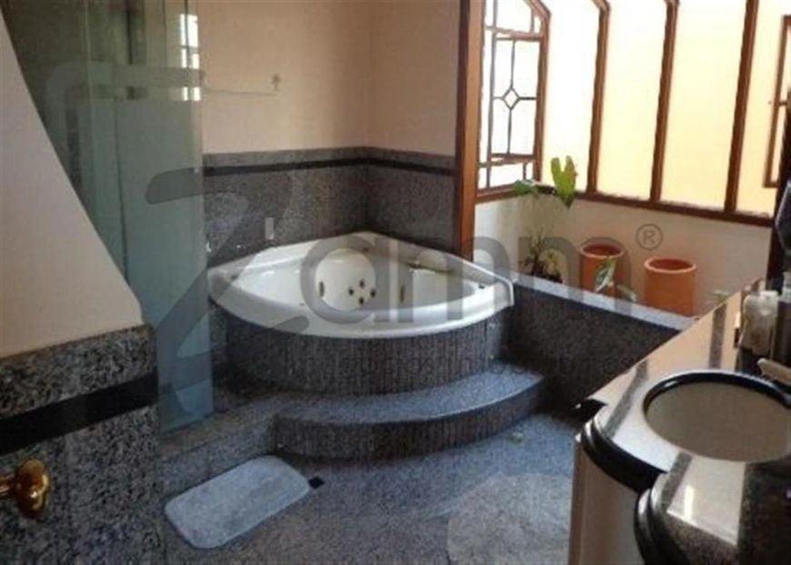 Casa a Venda! ACONCHEGANTE E CERCADA DE MUITO VERDE! Ambientes que privilegiam o seu bem estar nesta