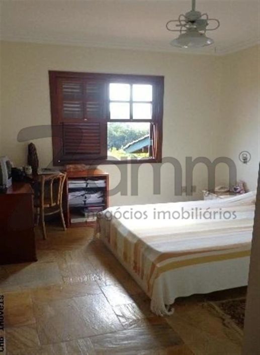 Casa a Venda! ACONCHEGANTE E CERCADA DE MUITO VERDE! Ambientes que privilegiam o seu bem estar nesta