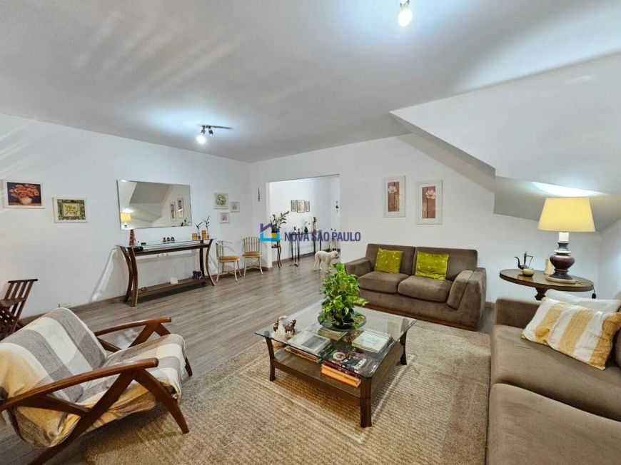 Sobrado à Venda Brooklin - 3 dormitórios e 2 vagas - 206 m2