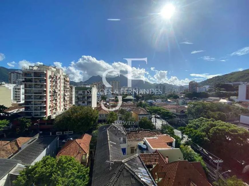 Vila Isabel - Rua Jorge Rudge - Apartamento desocupado, 2 quartos, dependência, 1 vaga.