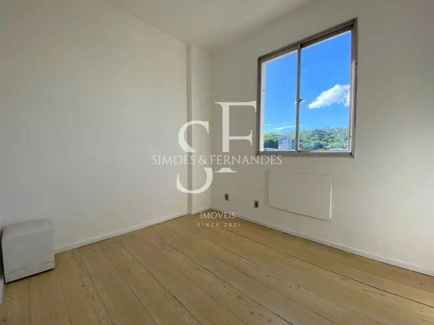 Vila Isabel - Rua Jorge Rudge - Apartamento desocupado, 2 quartos, dependência, 1 vaga.