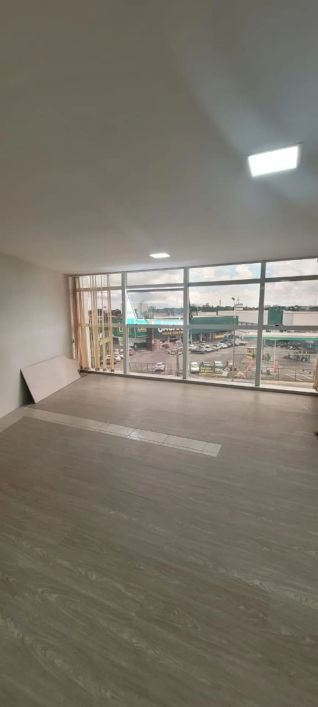 Locação de uma sala com 40m² no Sala no Edificio Lá Touche Center.