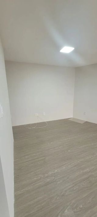 Locação de uma sala com 40m² no Sala no Edificio Lá Touche Center.