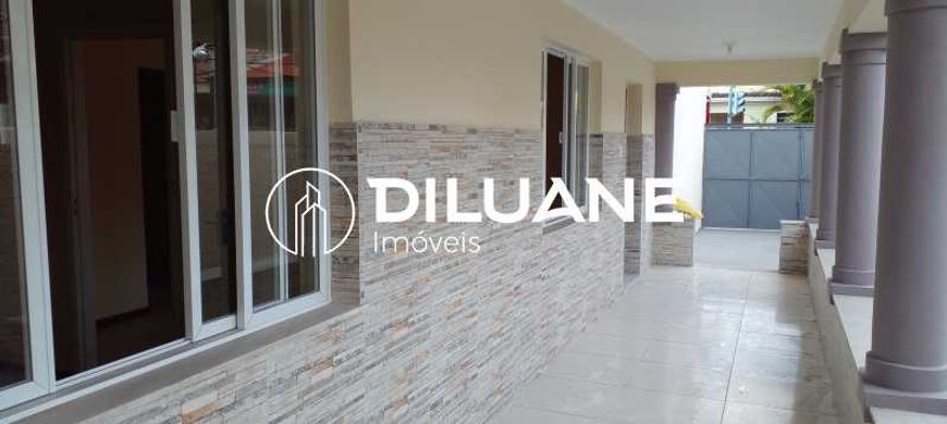 Diluane Imóveis Vende. Excelente localização. Casa ampla com varandão. Quintal médio interno. Garag