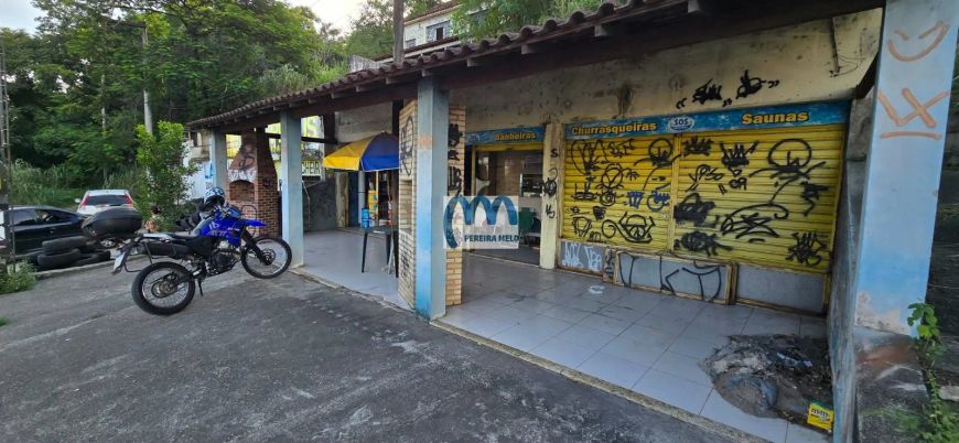 Vende Loja + casa, junto à RJ 104, Próxima à Honda Motos.