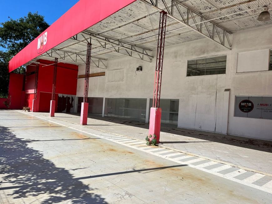 Terreno com galpão na Avenida Amaral Peixoto com 1.890 M2