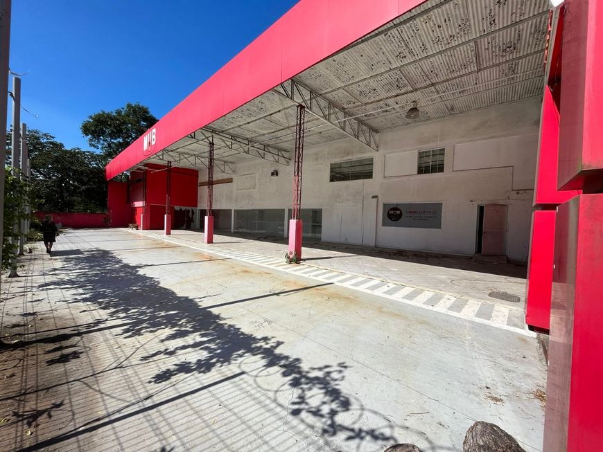 Terreno com galpão na Avenida Amaral Peixoto com 1.890 M2