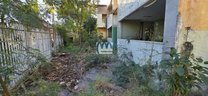Prédio comercial com 2.127M2 de área construída próximo à Delegacia de Neves.