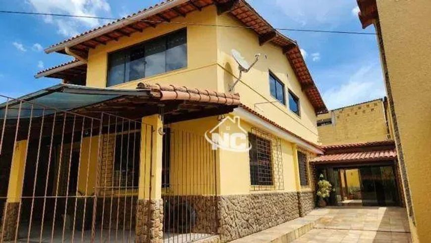 Duas belas casas terreno de 360mts, total 5 quartos, 5 banheiros + piscina