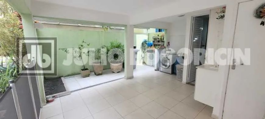 Casa em Condomínio - Triplex / Residencial / Maria Paula